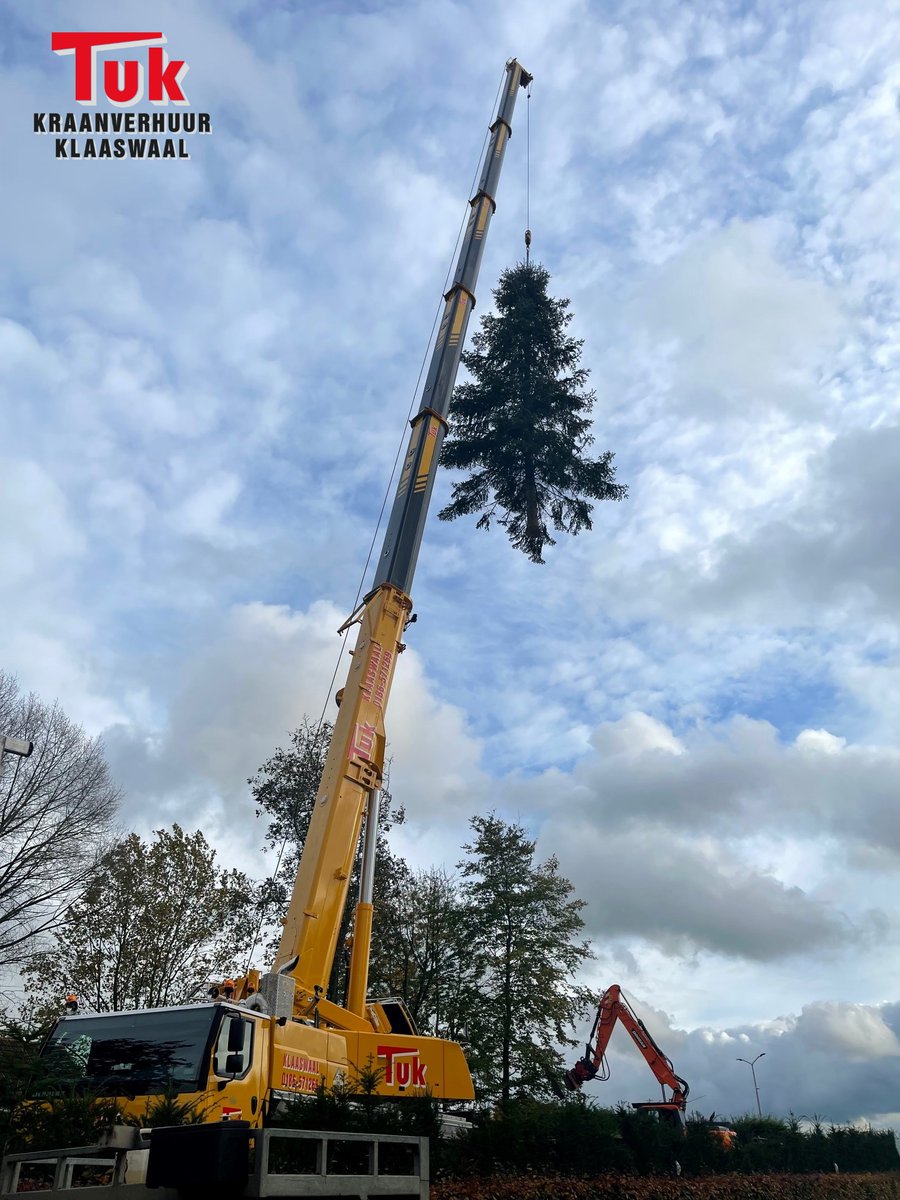 tukkraanverhuur's tweet photo. Nog 4️⃣3️⃣ dagen tot #Kerst. 

Wij zijn er graag op tijd bij, daarom hebben wij alvast een mooie #boom uitgezocht. 🌲

Zijn jullie er al klaar voor?

#Tuk #TakelTuk #TukKraanverhuur #LTM1100 #Liebherr #telekraan #hijskraan #hydraulischekraan #kerst #kerstboom #jekanmaaroptijdzijn https://t.co/oCVE8MSo16
