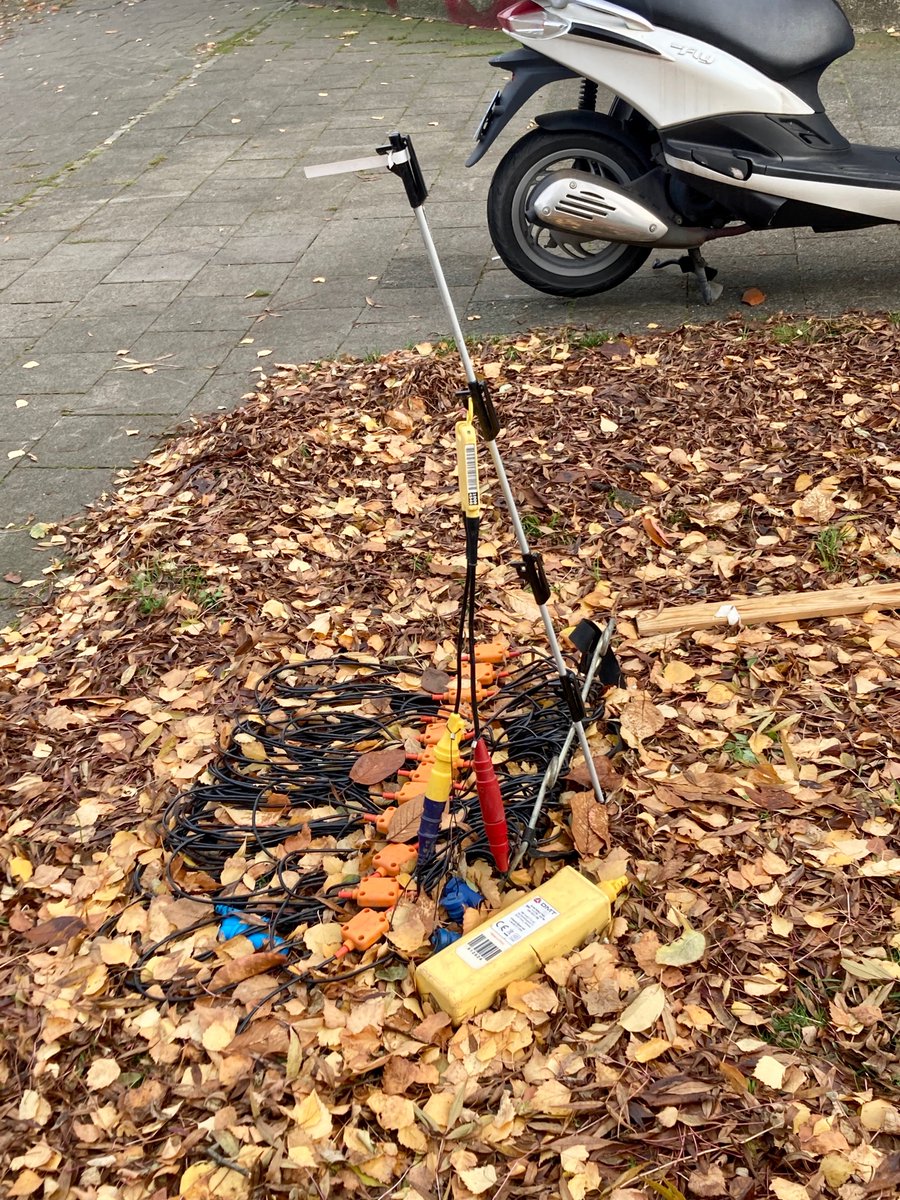 munstersche's tweet photo. #Geophone Keine Angst vor den unbekannten Aparillos am Straßenrand, es handelt sich um Geophone, und sich auch auch nicht in der Nacht vor den Vibrotrucks erschrecken. Münster wird seismisch unter die Lupe genommen @SeismikM
https://t.co/5z0ZMeaXsr
und
https://t.co/6YjB5DJ4yL https://t.co/YTOkmUiQAZ