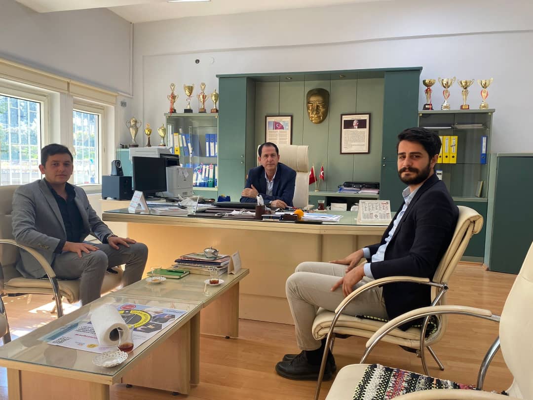 Başkanımız Sn. Necdet YENİ, Yeni Seçmen Birim Başkanımız Sn. Kenan EROL ile birlikte Cemile Hamdi Ongun Mesleki ve Teknik Anadolu Lisesi Müdürü Sn. Kenan MÜJDECİ'i ziyaret ettik. Misafirperverliği için müdürümüze teşekkür ederiz.
