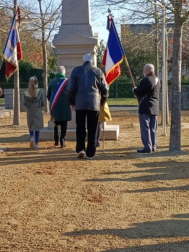 Commémoration du 11 novembre avec les enfants des écoles et des musiciens de l'école de musique. 
#commemoration #11Novembre #beconlesgranits