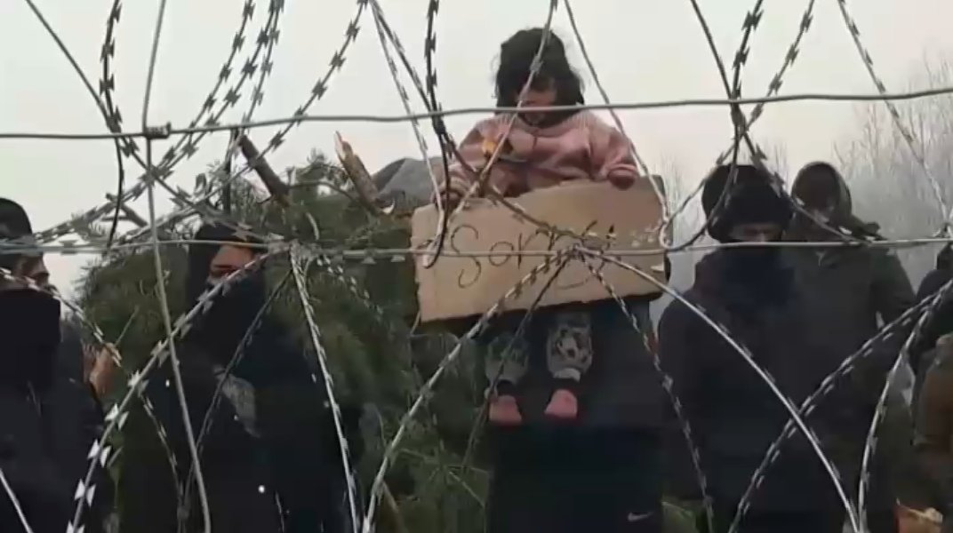 “We apologize”, gridano da dietro il filo spinato. E un uomo alza una bambina che tiene in mano un cartello con su scritto “Sorry”. Chiedono scusa (loro a chi li tiene tra freddo e fame!) i #migranti bloccati al confine tra #Bielorussia e #Polonia (foto Reuters)
1/thread