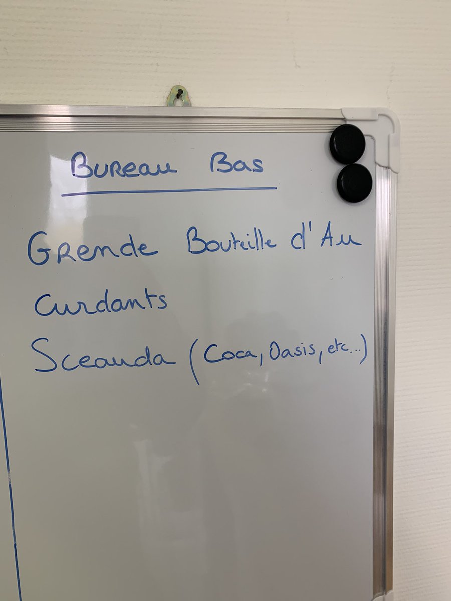 seyido57's tweet photo. Je rentre dans un bureau, et je vois ça. J’vais demander le licenciement immédiat de la personne qui s’est occupée de ça 🤦🏽‍♂️ https://t.co/IICc4wGNms
