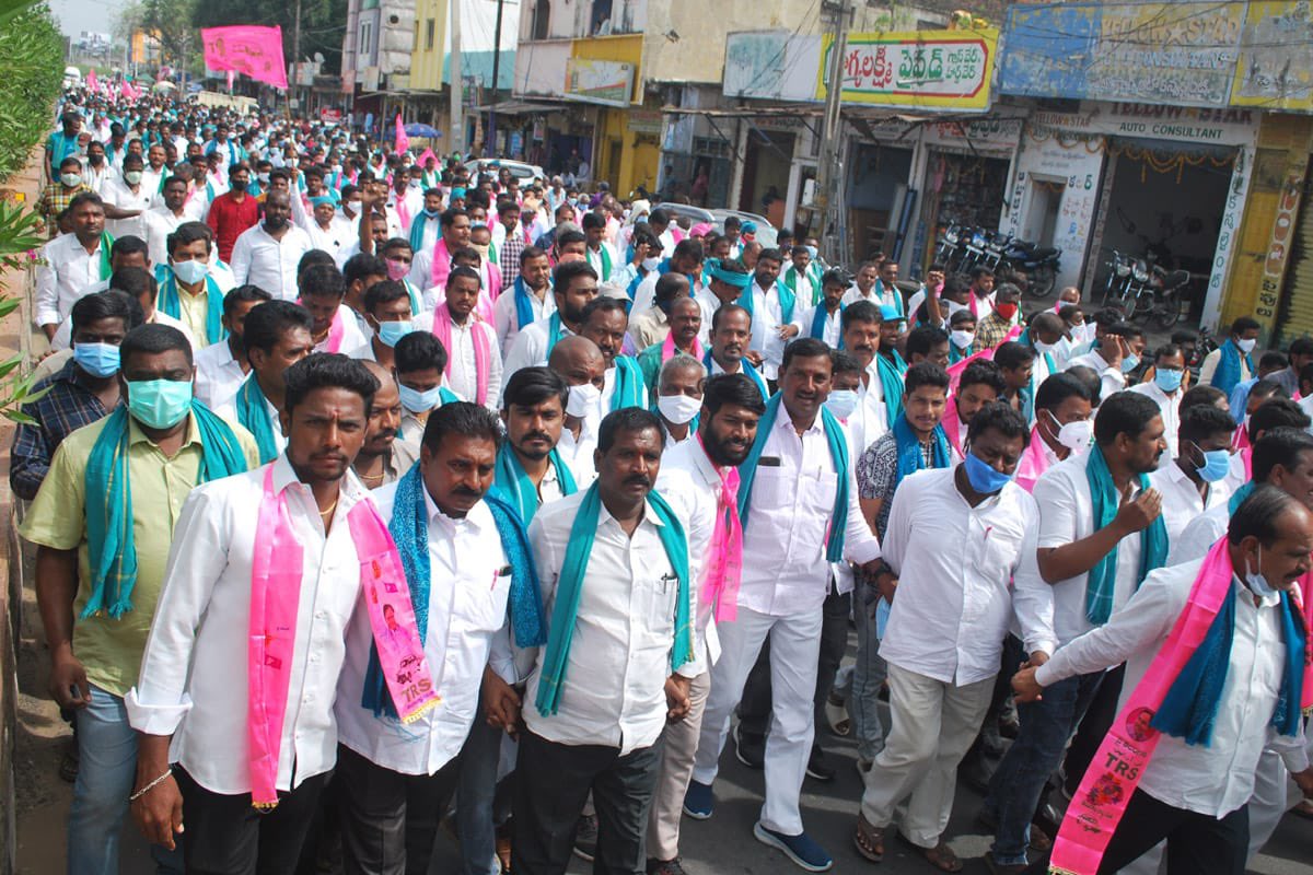 drsanjayBRS's tweet photo. Took part in the agitation against the central government’s indifference towards paddy procurement from Telangana farmers and demanded unconditional paddy procurement from yasangi  crop.                               #AntiFarmerBJP @KTRTRS @TelanganaCMO @Vidyasagarrao_K https://t.co/SULsSw3spd