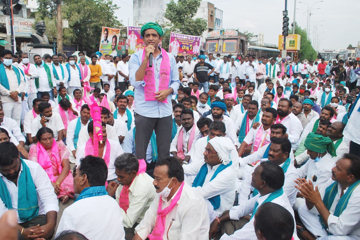drsanjayBRS's tweet photo. Took part in the agitation against the central government’s indifference towards paddy procurement from Telangana farmers and demanded unconditional paddy procurement from yasangi  crop.                               #AntiFarmerBJP @KTRTRS @TelanganaCMO @Vidyasagarrao_K https://t.co/SULsSw3spd