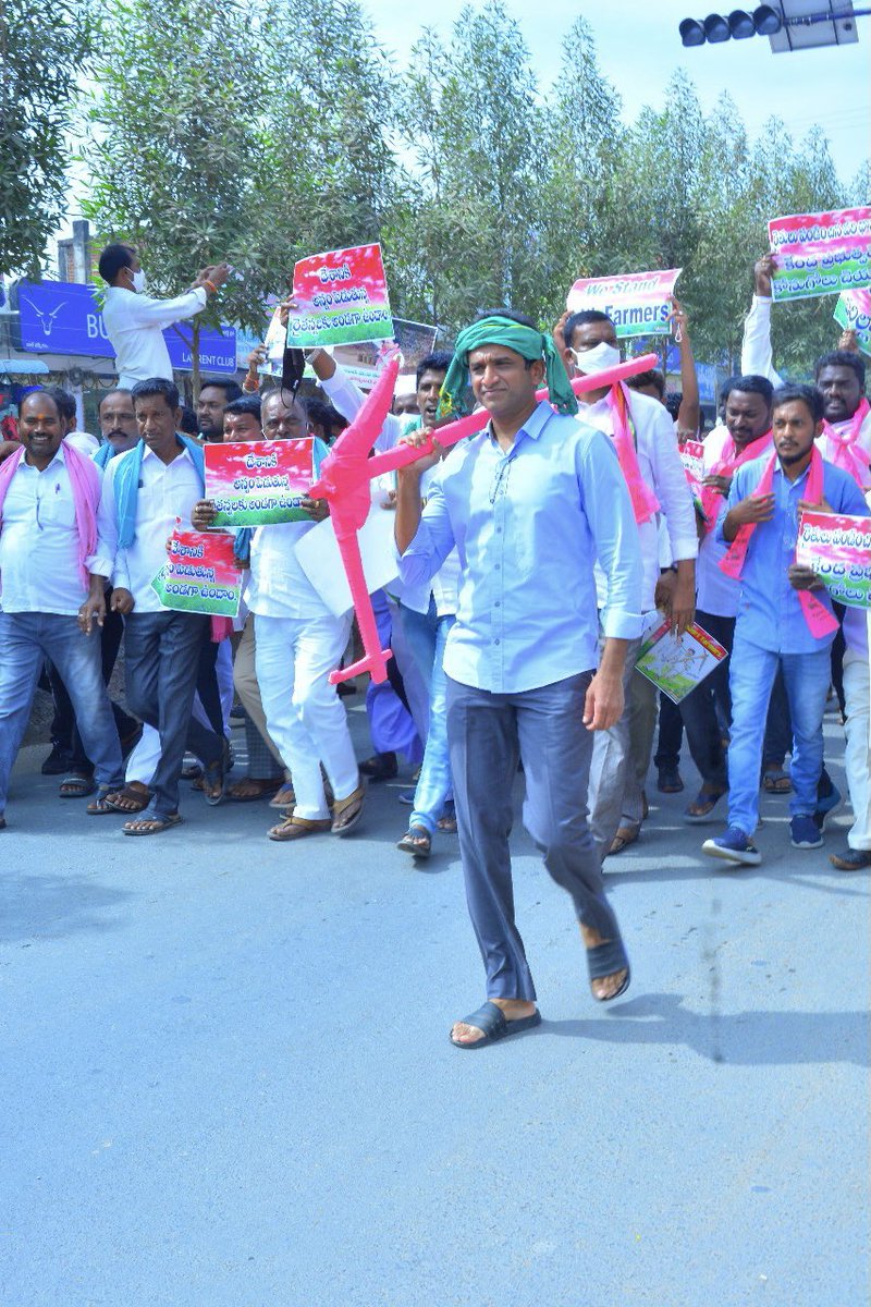 drsanjayBRS's tweet photo. Took part in the agitation against the central government’s indifference towards paddy procurement from Telangana farmers and demanded unconditional paddy procurement from yasangi  crop.                               #AntiFarmerBJP @KTRTRS @TelanganaCMO @Vidyasagarrao_K https://t.co/SULsSw3spd