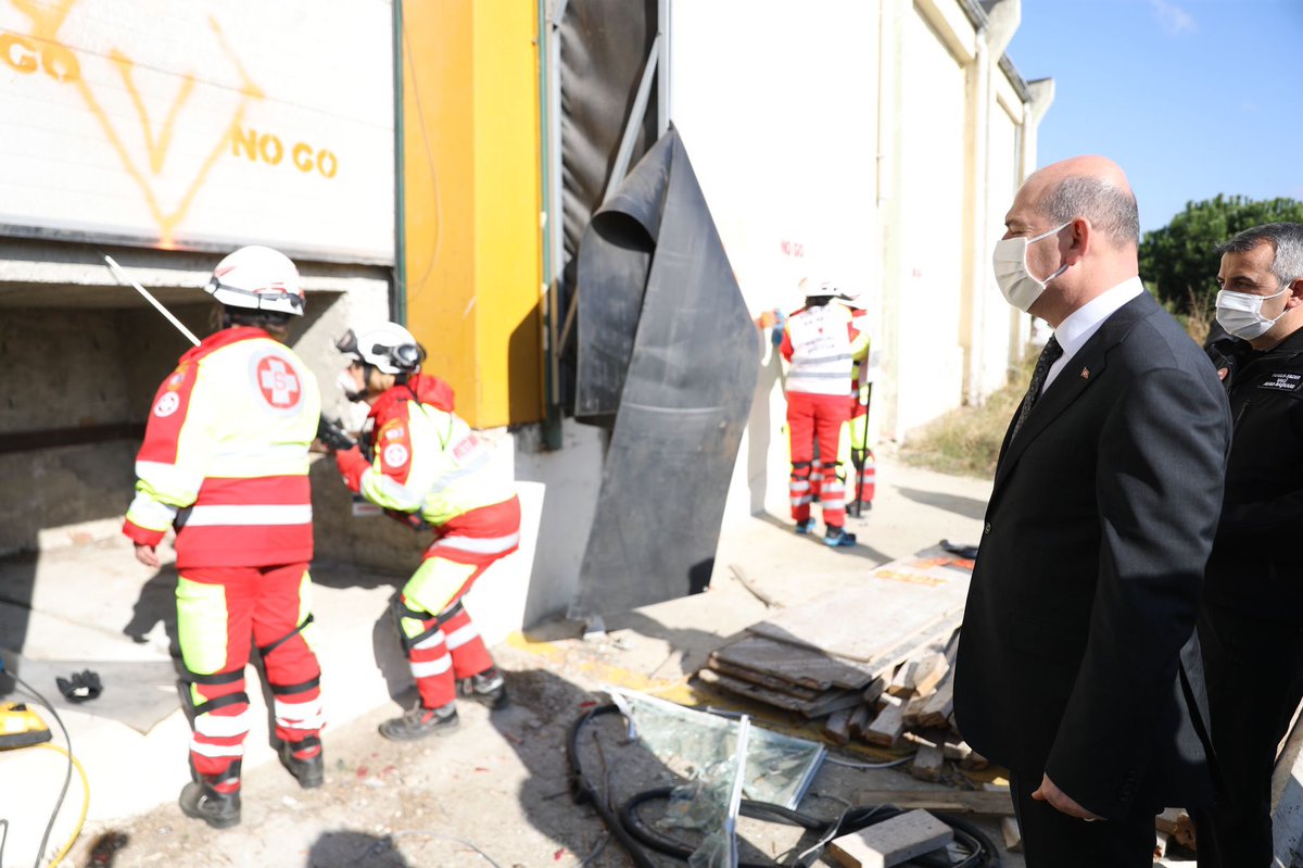 Bakanımız Sn. <a href="/suleymansoylu/">Süleyman Soylu</a> Tekirdağ'da, <a href="/AFADBaskanlik/">AFAD</a> koordinesinde gerçekleştirilen; Fransa, Avusturya, İspanya, İtalya, Bulgaristan, Yunanistan ve Türkiye'den toplam 1.715 kişinin görev aldığı AB MODEX TÜRKİYE Saha Tatbikatı alanında incelemelerde bulundu