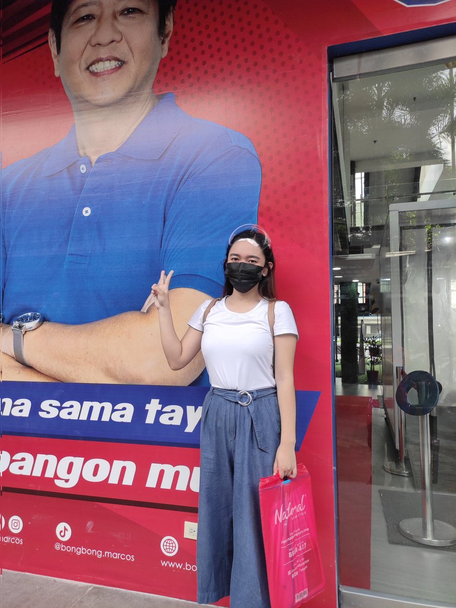 caraleighhhhh's tweet photo. at the BBM HQ earlier ❤️✌️ hi dad @bongbongmarcos 

#BBM2022 
#BBMIsMyPresident2022 https://t.co/NECjHGFkGi