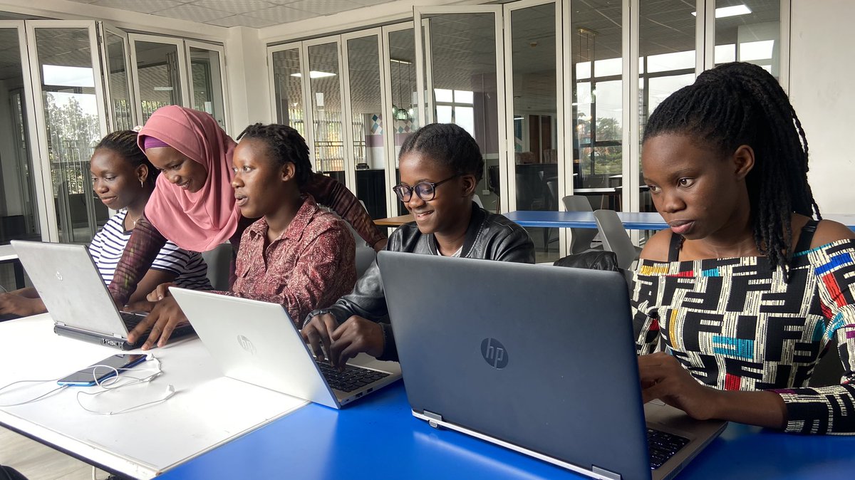 ETCeducation's tweet photo. Cohort-5 #Hackathon: Pitch Day Vibes🥳 (12th Nov 2021)

We did it queens 👸🏻 We made it to the end 🚶🏻‍♀️ Kudos to the ladies that made it this far. We are all winners🥳

#100DaysOfCodeQueen #womenintech #CodeQueen https://t.co/hxhVV59zOX