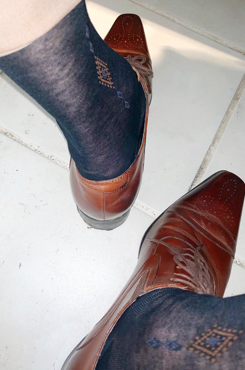 Fatrixlee's tweet photo. 一緒に飲みましょう🍻💼

#officestyles #brownsuit #blacksocks #sockedfeet #gayjapan https://t.co/t8MLhPNkru