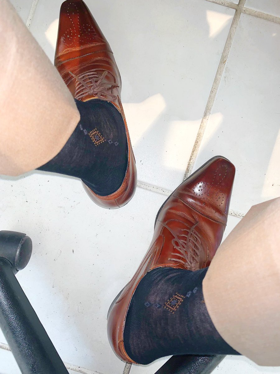 Fatrixlee's tweet photo. 一緒に飲みましょう🍻💼

#officestyles #brownsuit #blacksocks #sockedfeet #gayjapan https://t.co/t8MLhPNkru
