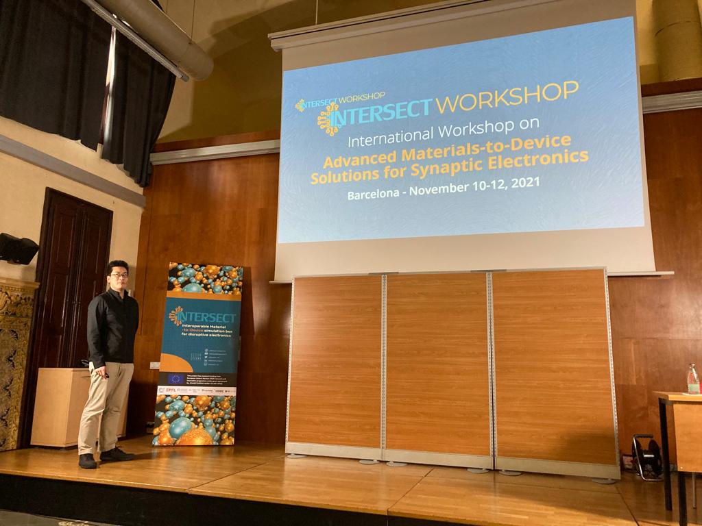 intersect_eu's tweet photo. David Gao from #nanolayers and #materials discovery and #machinelearning company @nanolayers illustrates their #devicemodels by their #atomistic structure modeling and #current #calculation through CNT contacts. #intersectworkshop https://t.co/lNQXLmdqlZ