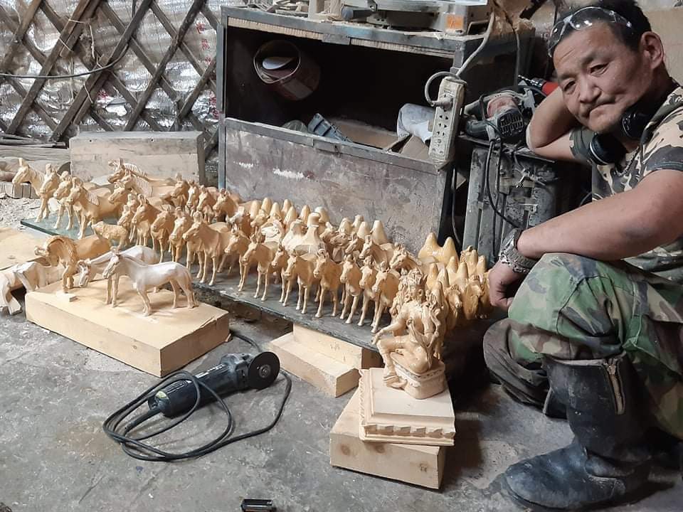 Хѳдѳлмѳрсѳѳр л сууна даа..Захиалга авна.94119871,
Мундаг уран ах байна.