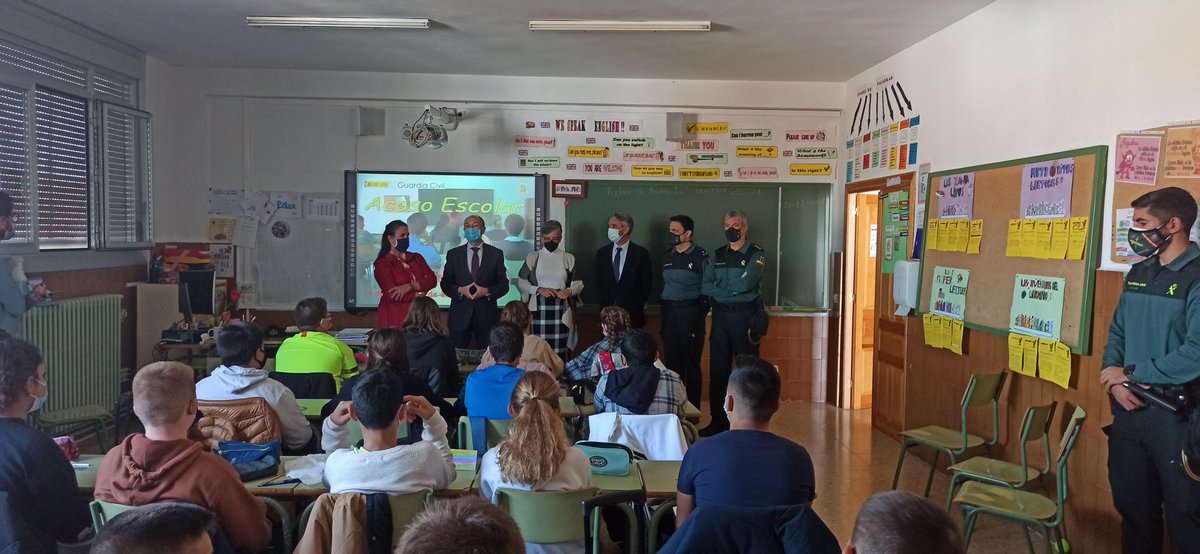 tomasguajardo's tweet photo. Inauguración #plandirector en @ceipmateovalero de Alfamén (Zaragoza). Charla sobre #AcosoEscolar @guardiacivilzg @guardiacivil . @DelGobEnAragon @rmserranos @fbeltranb @isabelcasbas https://t.co/8lV7dmzfmw