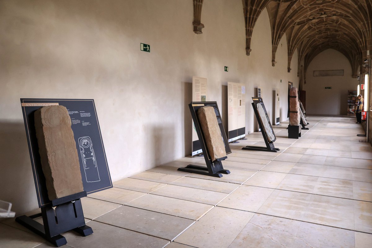 santelmomuseoa's tweet photo. Gaur erakusketa berria inauguratu dugu👇 

📌Euskal sustraiko jende izenak erromatar epigrafian. Soriako Tierras Altasko hilarriak.
ℹ️ https://t.co/vkJQUk92sI

#SanTelmoMuseoa #inaugurazioa #donostia https://t.co/uY6VBycEZG