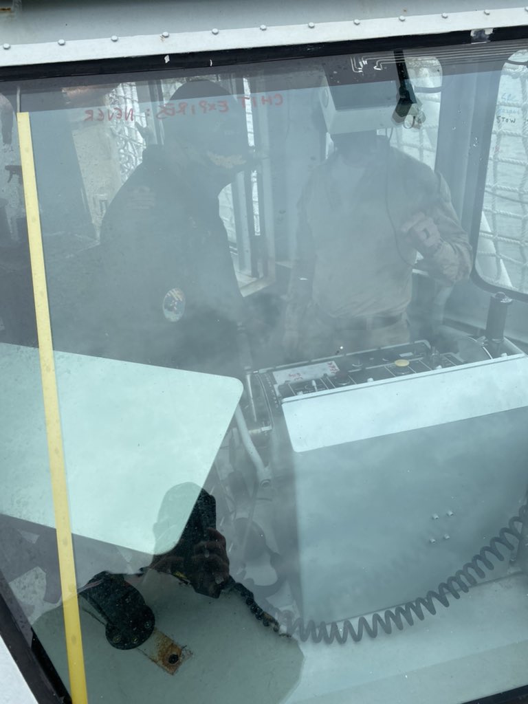 Goalielisten's tweet photo. Can you tell @HMCSWinnipeg CO is always seeing new things
#OneWithTheStrengthofMany #ReadyAyeReady
#WeTheNavy
Pouvez-vous voir que le Commandant du @HMCSWinnipeg vois des nouveaux truc à tous les jours
#Unaveclaforcedeplusieurs
#Toujourslàtoujoursprêts
#NousLaMarine https://t.co/CtIe60ZtYp