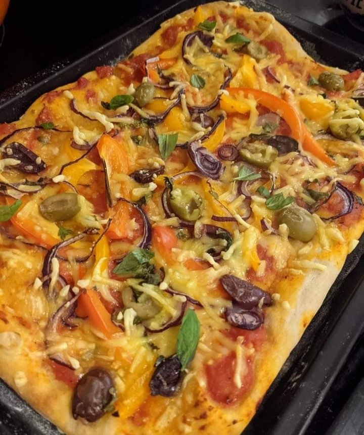 We have pizza today! Red onion and peppers with a scattering of olives. We also have sweet potato and pepper rolls, cake, jars of seeds and coconut bacon. It's all yum.
Good food doesn't have to involve cruelty. We will be at the Acorn Theatre, Penzance until 1pm.#vegan #penzance