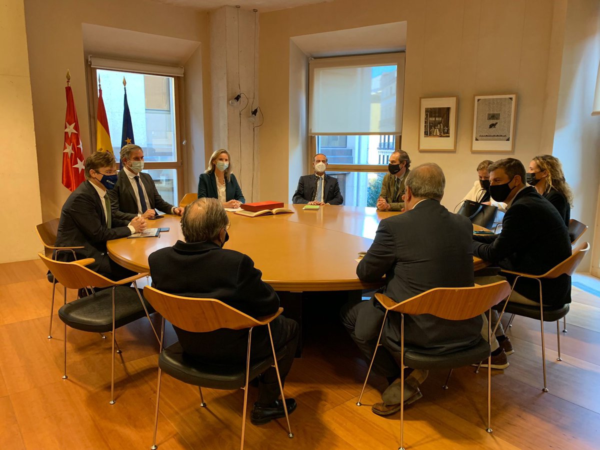 morenocasas's tweet photo. Hoy hemos tenido una sesión de trabajo entre @COAMadrid y @ComunidadMadrid para presentar la #Oficina #MadridNuevoNorte un proyecto de #regeneración urbana clave para #descarbonizar y #renaturalizar #Madrid desde la #innovacion y la colaboración con @DCNMadrid @MADRID @Adif_es https://t.co/EX1GM3ORXd