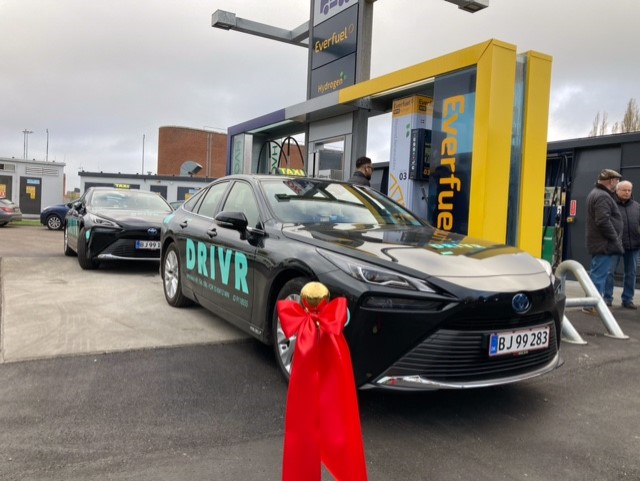 Brintbranchen's tweet photo. Endnu en fredag, endnu en stor nyhed for #brint til transport: Ny tankstation åbnet i Kbh - og som det første sted i DK kan der her også tankes bl.a. lastbiler. Et stort skridt på vejen mod nulemission i tung transport - med løsninger leveret af #dkbiz!
#H2ME2 @fch_ju https://t.co/KMs5llvOEZ