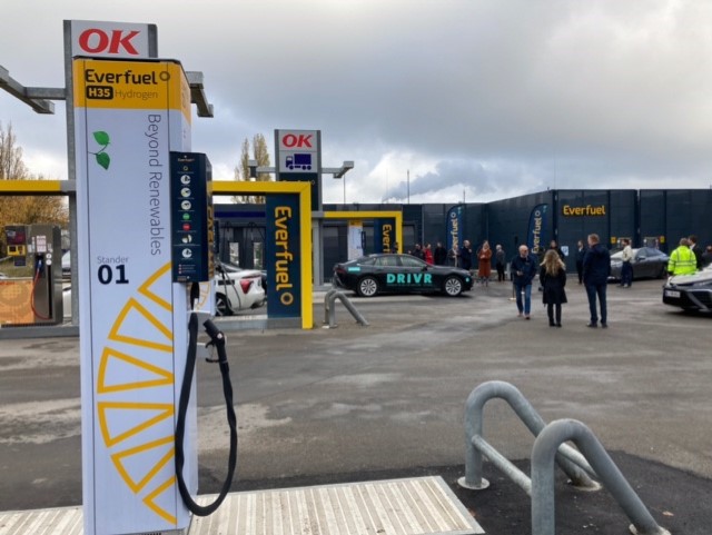 Brintbranchen's tweet photo. Endnu en fredag, endnu en stor nyhed for #brint til transport: Ny tankstation åbnet i Kbh - og som det første sted i DK kan der her også tankes bl.a. lastbiler. Et stort skridt på vejen mod nulemission i tung transport - med løsninger leveret af #dkbiz!
#H2ME2 @fch_ju https://t.co/KMs5llvOEZ