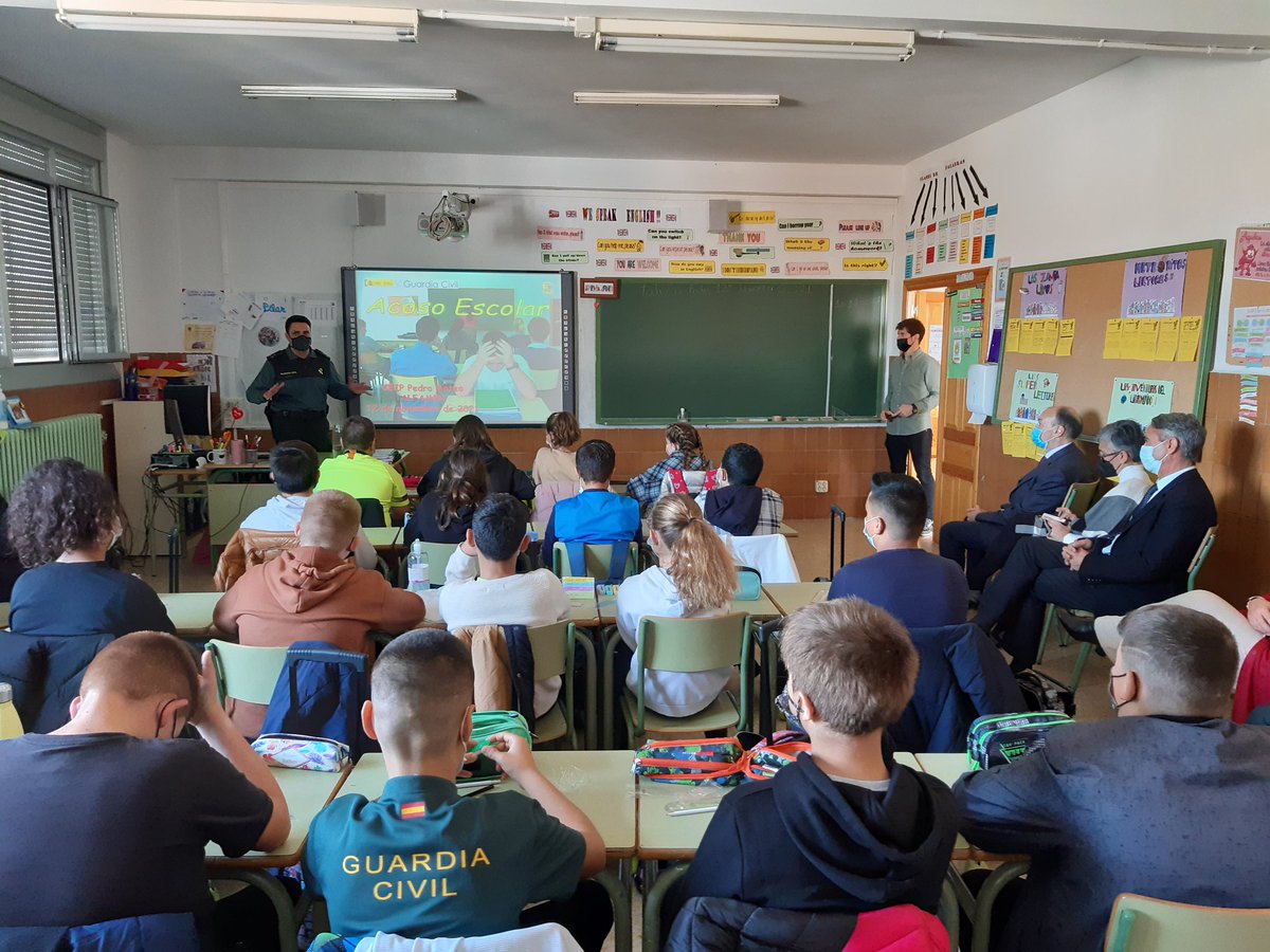 DelGobEnAragon's tweet photo. ✏Los alumnos del @ceipmateovalero de Alfamén han aprendido las claves contra el #AcosoEscolar gen las charlas de la @guardiacivilzg enmarcadas en el #PlanDirector

👍El subdelegado @fbeltranb les ha recordado que pueden contar con los agentes de la autoridad en caso de necesidad https://t.co/jQyms7ylVZ