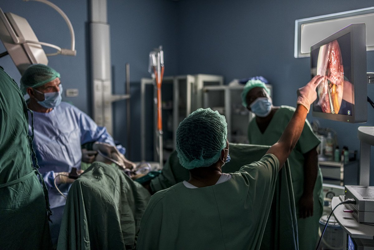 CmcLubumbashi's tweet photo. Monsieur George Arthur Forrest a fait don d'équipements laparoscopiques et endoscopiques au CMC. Le personnel médical a commencé à être formé sur place par le Professeur Guy-Bernard Cadière, en vue d'une autonomie totale à moyenne échéance. https://t.co/IjueDSDYLj