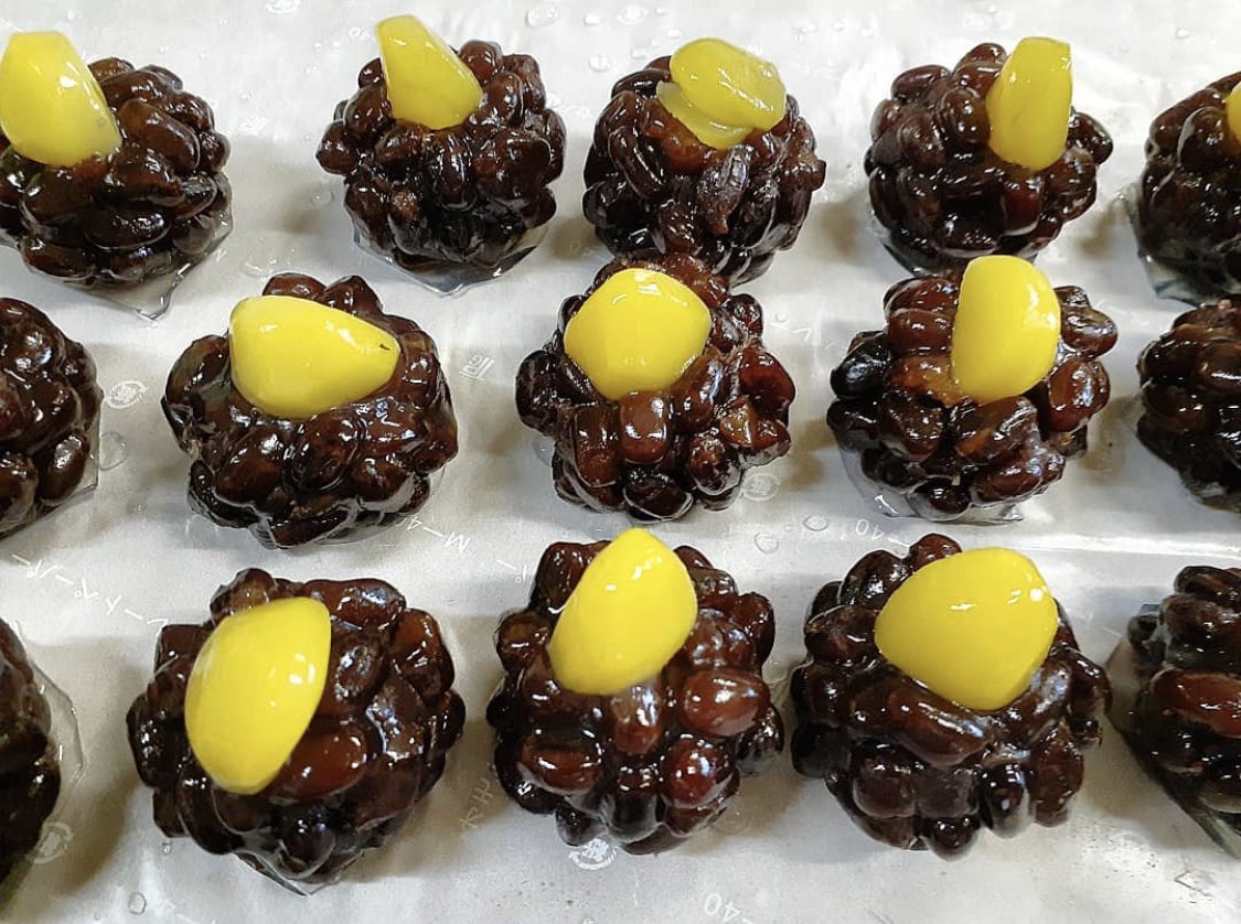 shogetsudo15's tweet photo. 島根県邑南町にある手作り和菓子屋の静間松月堂です🍡

\\ 季節限定　栗鹿の子(くりかのこ) //

今日も、雨☔が降り寒い１日でした。

明日は、天気が回復するみたいですが朝が冷え込むので体調を崩されませんように…☺️ https://t.co/HDG0YUdMCH