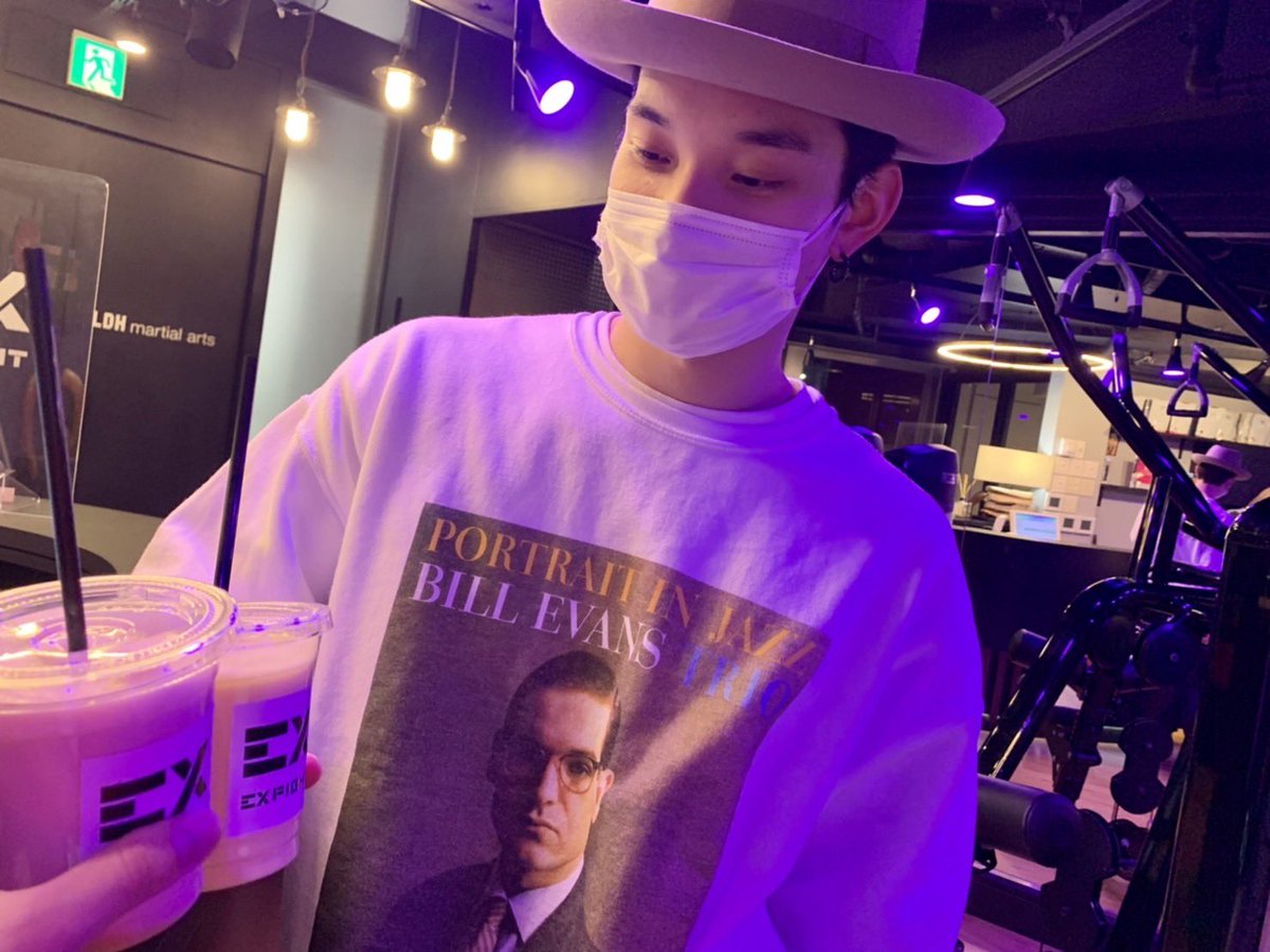 psyfe_member's tweet photo. 龍臣です🐲

筋トレ終わりにプロテインで、れんくんとキャン杯🤝️

僕はストロベリー味を飲みました🍓

美味しかった⛳️

#PSYCHICFEVER
#半田龍臣
#EXFIGHT https://t.co/ulab2IsHyp