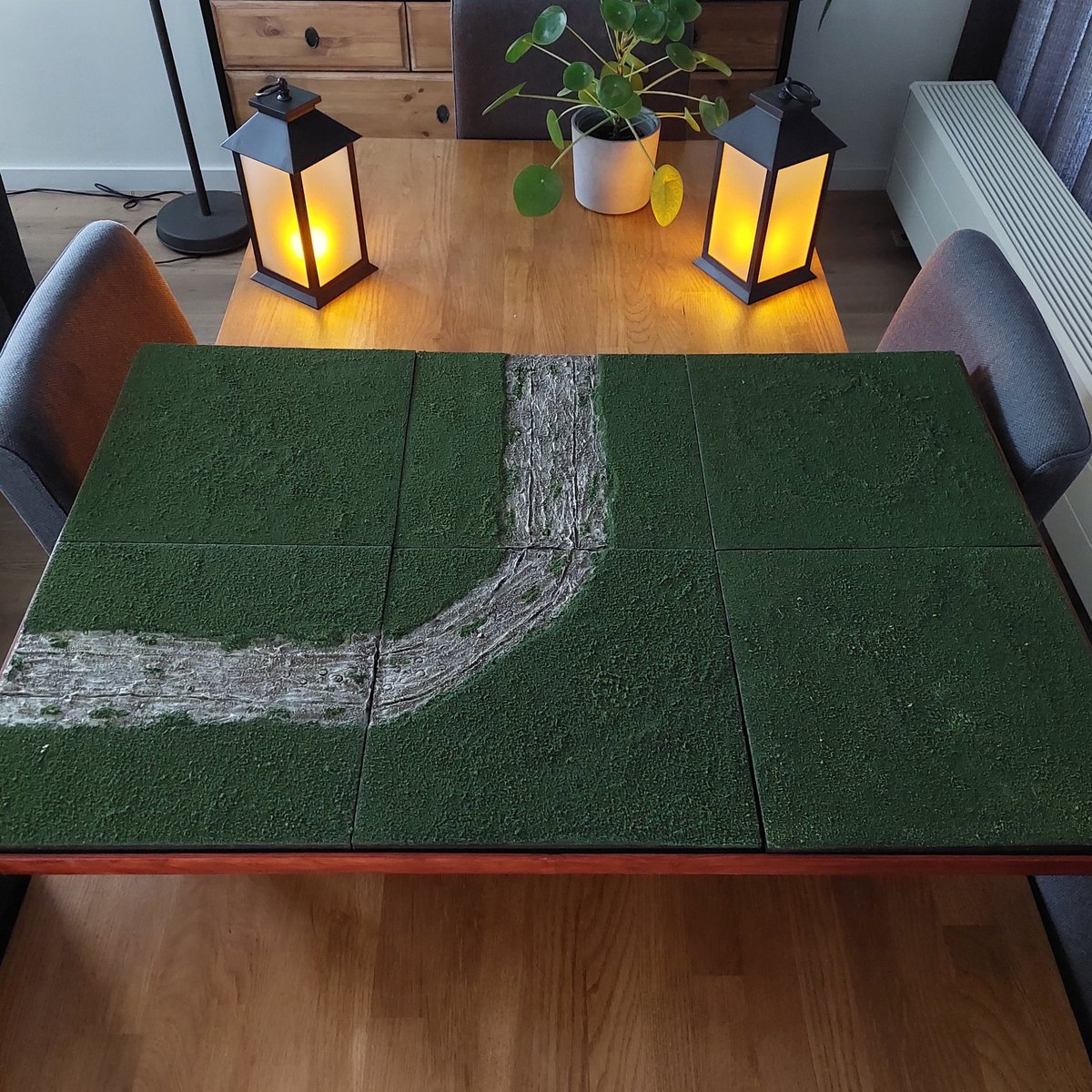 JBRunecraft's tweet photo. My grass tiles are reversable, with on one side the grass and on the otherside different road tiles.

#tabletoparchitect #tabletop #tabletopgames #dnd5e #dungeonsanddragons #dndbeyond #CriticalRole #pathfinder2e #warhammer #dndterrain #tabletopterrain #miniatures #5e #tabletoprpg https://t.co/kkjmhp6cMI