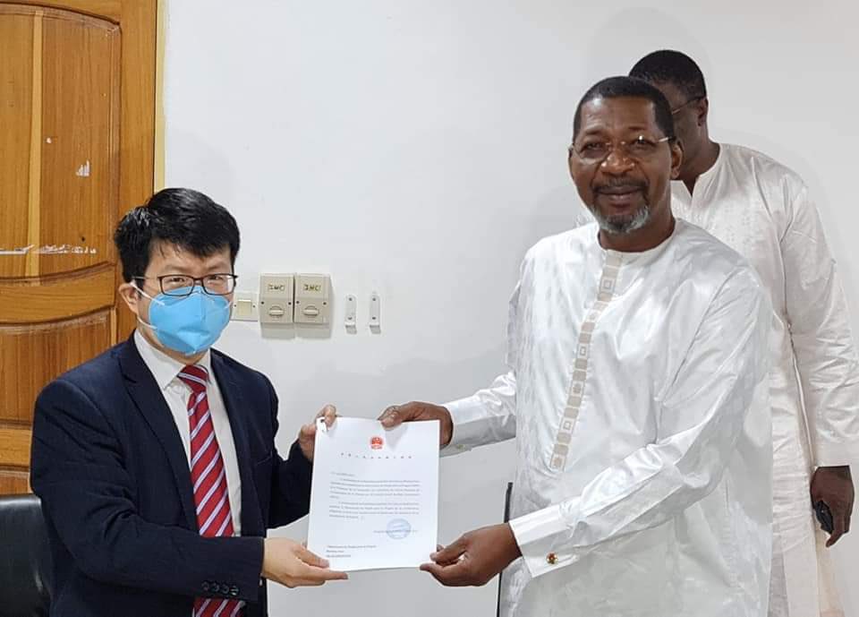 SakandeBala's tweet photo. Ce vendredi 12 novembre 2021, j’ai reçu en audience SEM l'ambassadeur de la #Chine 🇨🇳 au #BurkinaFaso au siège national du Mouvement du Peuple pour le Progrès. 

#PCC #MPP #lwili https://t.co/5yqIPIupmF