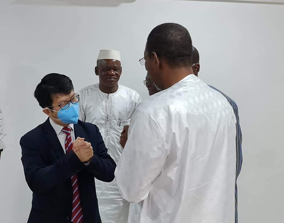 SakandeBala's tweet photo. Ce vendredi 12 novembre 2021, j’ai reçu en audience SEM l'ambassadeur de la #Chine 🇨🇳 au #BurkinaFaso au siège national du Mouvement du Peuple pour le Progrès. 

#PCC #MPP #lwili https://t.co/5yqIPIupmF