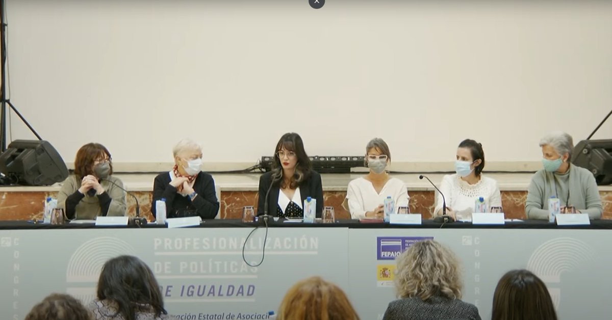 📍 Seguimos en el #2congresofepaio, con
<a href="/pauigualdad/">Paula Hortelano</a> presentando la mesa redonda AIOS, consultoras de igualdad y asociaciones profesionales. La acompañan las compañeras <a href="/ana_fvm/">Ana Fernández d Vega</a>, <a href="/rosamafers/">Rosa Maria Fdez</a>, <a href="/fanllovento/">Fátima Anllo Vento</a>, Begoña San José y Paula Matas  #igualdadprofesional 🎙️