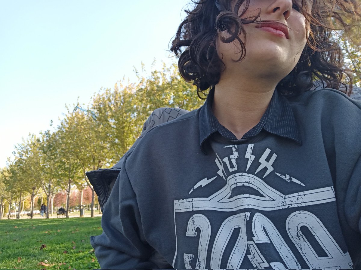 xSevgiBLx's tweet photo. hayır ac/dc tshirtümü göstermeye çalışmıyorum :) https://t.co/x89xNrKDbu