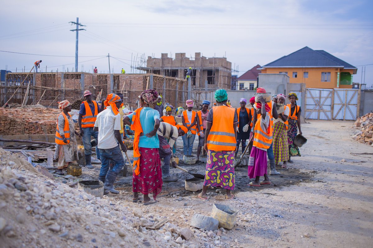 csbu_online's tweet photo. At #CSBU we’re committed to help our #Burundi government overcome some of its challenges; unemployment (especially woman’s as the photo shows), infrastructure, housing, energy +more. The project of #CSBUVILLAGE is a pilot-project for a start of #MIRACLESOFBURUNDI (Trend it) ✊🏽 https://t.co/xxZv1ZzUPG