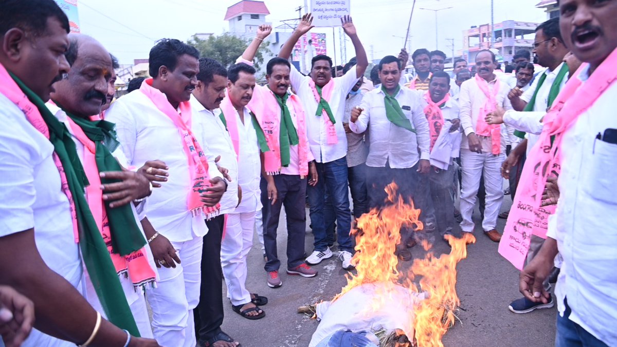 jinnaramvenkana's tweet photo. తెలంగాణ వరిధాన్యం కొనేది లేదన్న కేంద్ర ప్రభుత్వ దుర్మార్గమైన నిర్ణయానికి వ్యతిరేకంగా నరేంద్ర మోడీ దిష్టిబొమ్మ దహనం చేయడం జరిగింది..
#AntiFarmerBJP
#TelanganaWithKCR
◆జిన్నారం వెంకటేషం గౌడ్◆
@TelanganaCMO @KTRTRS గారు @BTR_KTR గారు @KonathamDileep గారు @trspartyonline @trsinnews https://t.co/bV6HWf6IWN