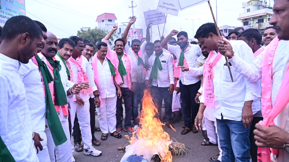 jinnaramvenkana's tweet photo. తెలంగాణ వరిధాన్యం కొనేది లేదన్న కేంద్ర ప్రభుత్వ దుర్మార్గమైన నిర్ణయానికి వ్యతిరేకంగా నరేంద్ర మోడీ దిష్టిబొమ్మ దహనం చేయడం జరిగింది..
#AntiFarmerBJP
#TelanganaWithKCR
◆జిన్నారం వెంకటేషం గౌడ్◆
@TelanganaCMO @KTRTRS గారు @BTR_KTR గారు @KonathamDileep గారు @trspartyonline @trsinnews https://t.co/bV6HWf6IWN