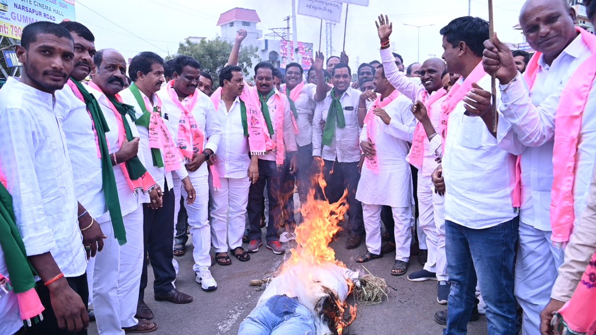 jinnaramvenkana's tweet photo. తెలంగాణ వరిధాన్యం కొనేది లేదన్న కేంద్ర ప్రభుత్వ దుర్మార్గమైన నిర్ణయానికి వ్యతిరేకంగా నరేంద్ర మోడీ దిష్టిబొమ్మ దహనం చేయడం జరిగింది..
#AntiFarmerBJP
#TelanganaWithKCR
◆జిన్నారం వెంకటేషం గౌడ్◆
@TelanganaCMO @KTRTRS గారు @BTR_KTR గారు @KonathamDileep గారు @trspartyonline @trsinnews https://t.co/bV6HWf6IWN