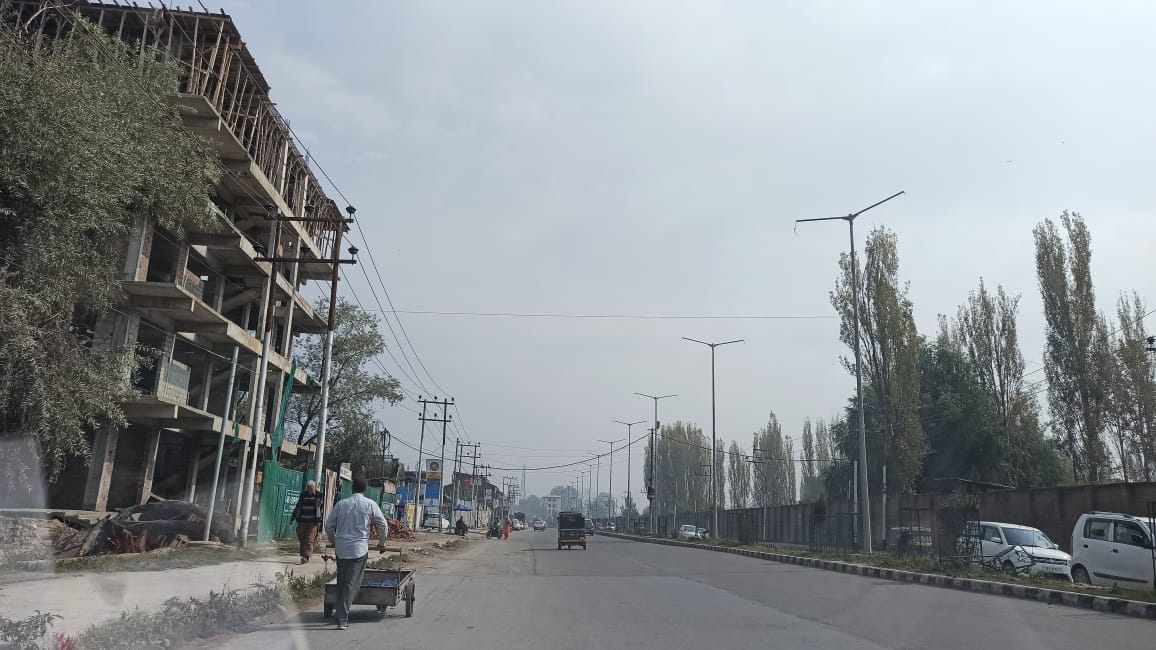 majidhyderi's tweet photo. Breaking:
Police to question SMC on mushrooming of illegal commercial buildings in Srinagar!
Sources say prompted by "public complaints" & "security issues", police to send list of around 200 "illegal structures" to SMC for verification of building permissions.
#MJH
#Kashmir https://t.co/idk71ppraa