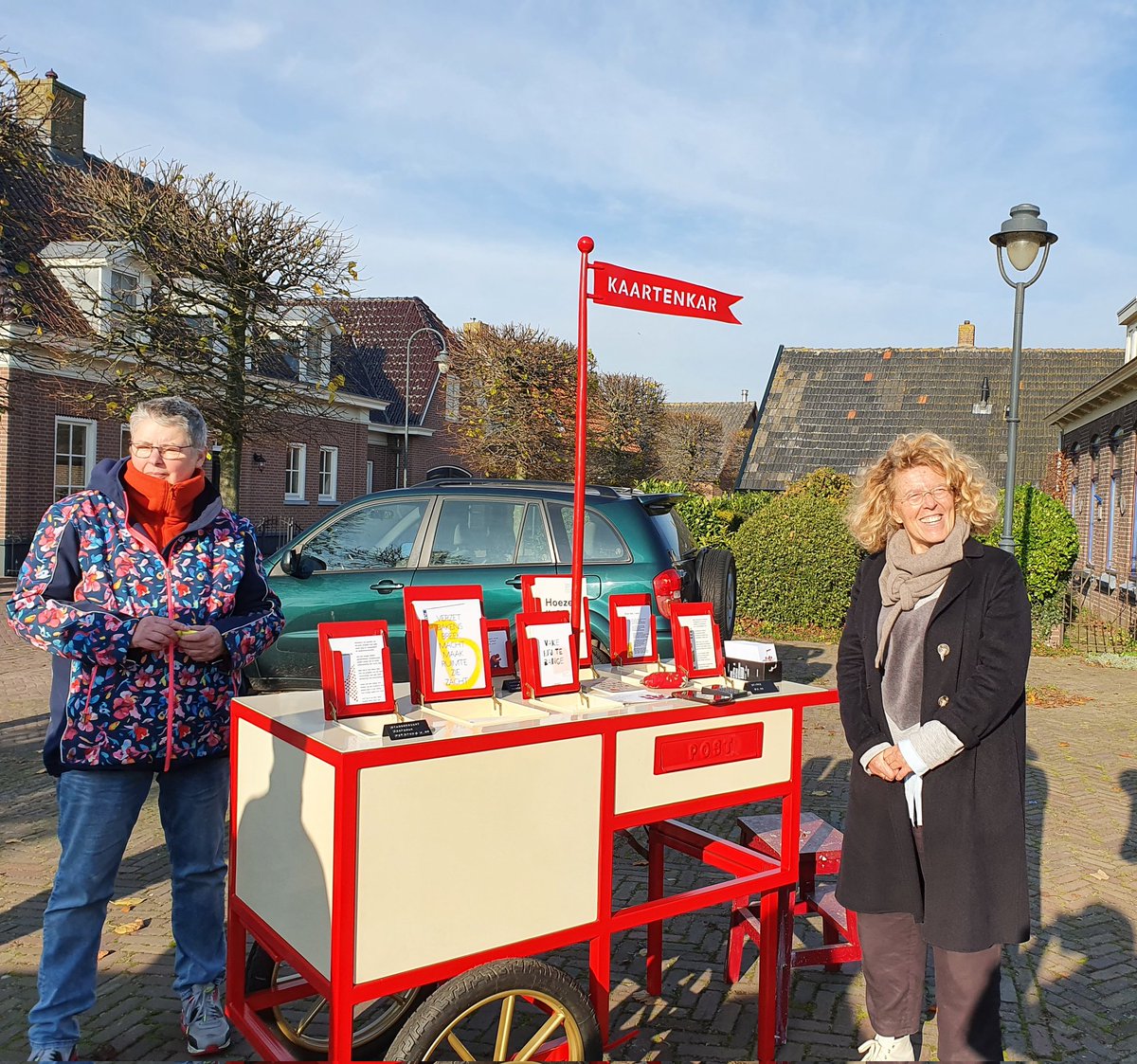 In <a href="/Wilsuminfo/">Wilsum.info</a> stond vanochtend de kaartenkar van stadsdichter Brigitte Wolthuis met een project over de Angelusklok in Wilsum. Kinderen kregen les over de klok en gingen zelf aan de slag met het maken van gedichten en droegen deze ter plekke voor. Mooi! #cultuurhistorie