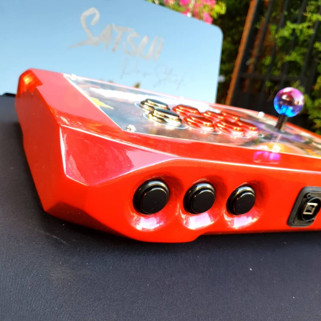 satsuisticks's tweet photo. #HappyFightstickFriday ❤️🔥🕹️

🔹 Full Sanwa Obsj 24&amp;30mm
🔹 Seimitsu Ls32 joystick
🔹Kori custom balltop 
🔹 Brook UFB ps5 Upgrade ready
🔹 Handmade wooden body
🔹 Neutrik Usb detachable
🔹 Deep gloss Lacquered process https://t.co/DTk2ZIu7kG