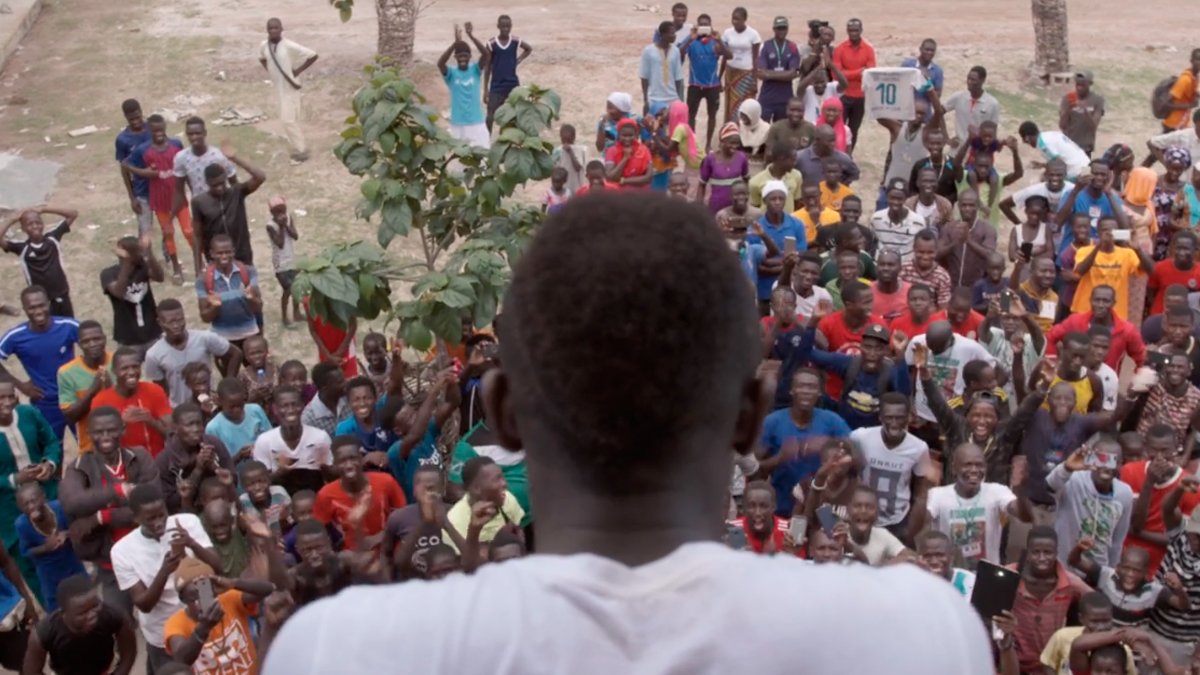 Galsenfootsn's tweet photo. Sadio Mane a primé les meilleurs élèves du lycée de BAMBALI. Chacun a reçu un ordinateur portable et une enveloppe de 250.000frs cfa. 

[https://t.co/XWrxIMVH8i] https://t.co/IbE9epN0j3