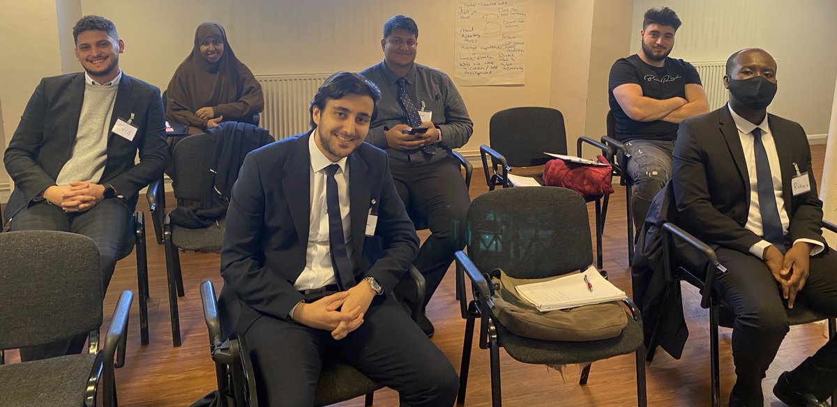 MakingtheLeapUK's tweet photo. A good first impression makes all the difference!
Yesterday, @LidlGB hosted a great #masterclass for our young people all about #LinkedIn and putting your best foot forward. What tips would you give our young people hoping to making a good first impression to potential employers? https://t.co/aazZzLVYaC