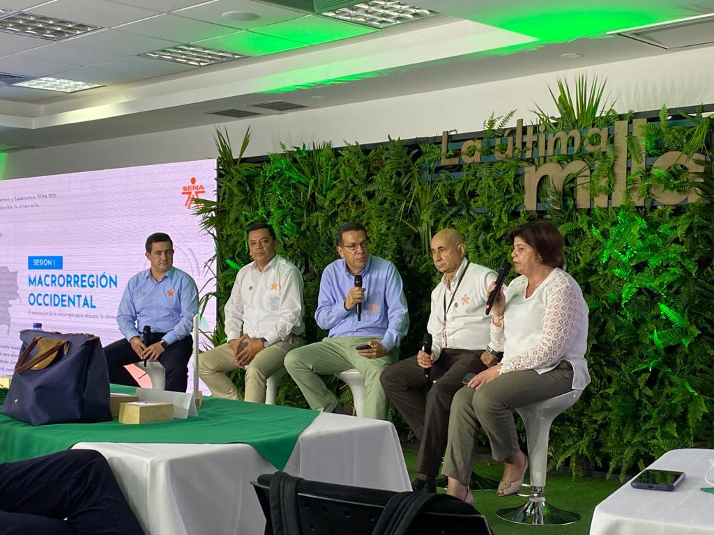 SENANarino's tweet photo. Directora @sarturo participa en el Encuentro de Directores y Subdirectores @SENAComunica 2021, en esta jornada avanzan en la socialización de la renovación cultural, gobierno corporativo, control en la gestión pública, comunicaciones y gestión administrativa #JuntosSENASostenible https://t.co/5LraJz0bWJ