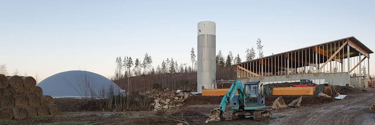 Etelä-Pohjanmaalle, Alangon maatilalle on valmistumassa biokaasulaitos! Kuivamädätysprosessin ylösajo on aloitettu ja laitos tuottaa 2000 MWh biokaasua vuodessa. #biokaasu #maaseutu