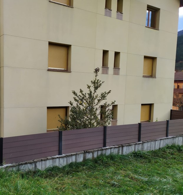 pavimentus's tweet photo. Instalación de valla Cube fence con tarima Paviproof.

#tarimas #vallas #madera #maderatecnológica #cespedartificial #instalacion #jardin #diseño #arquitectura https://t.co/fK21qOKcJh