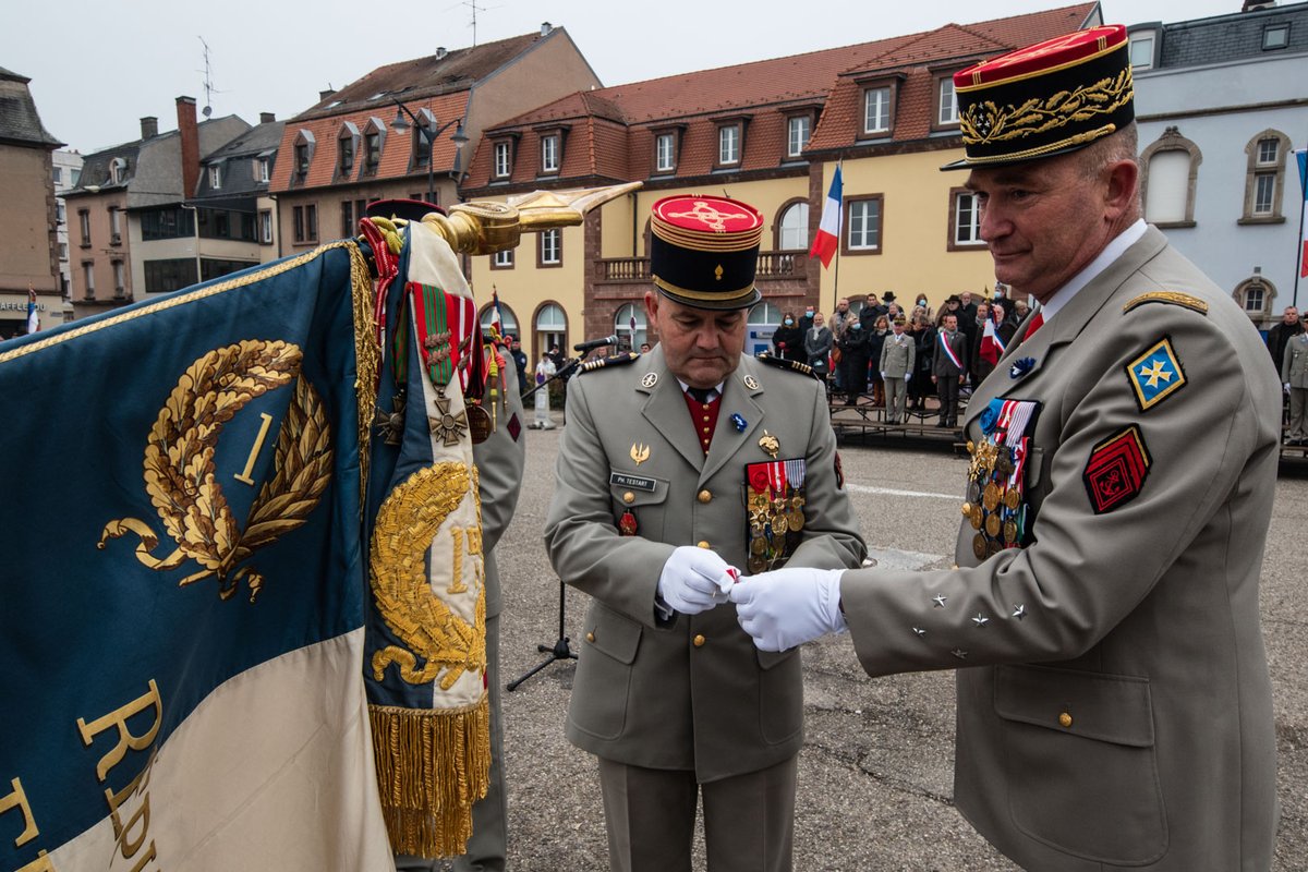 1er_ri's tweet photo. Le 11/11, au cours d’une cérémonie emplie d'émotion, le #1RI s'est vu remettre la croix de la Valeur Militaire avec palme de bronze par le GA Eric Bellot des Minières, Inspecteur général des armées-Terre pour ses actions en République Centrafricaine.
#EnLeurSouvenir @DFBrigade https://t.co/MjZtPD9Rbg