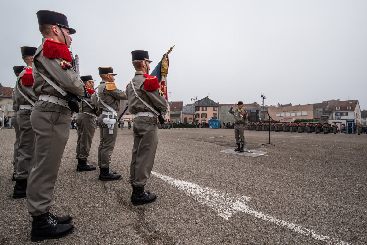 1er_ri's tweet photo. Le 11/11, au cours d’une cérémonie emplie d'émotion, le #1RI s'est vu remettre la croix de la Valeur Militaire avec palme de bronze par le GA Eric Bellot des Minières, Inspecteur général des armées-Terre pour ses actions en République Centrafricaine.
#EnLeurSouvenir @DFBrigade https://t.co/MjZtPD9Rbg