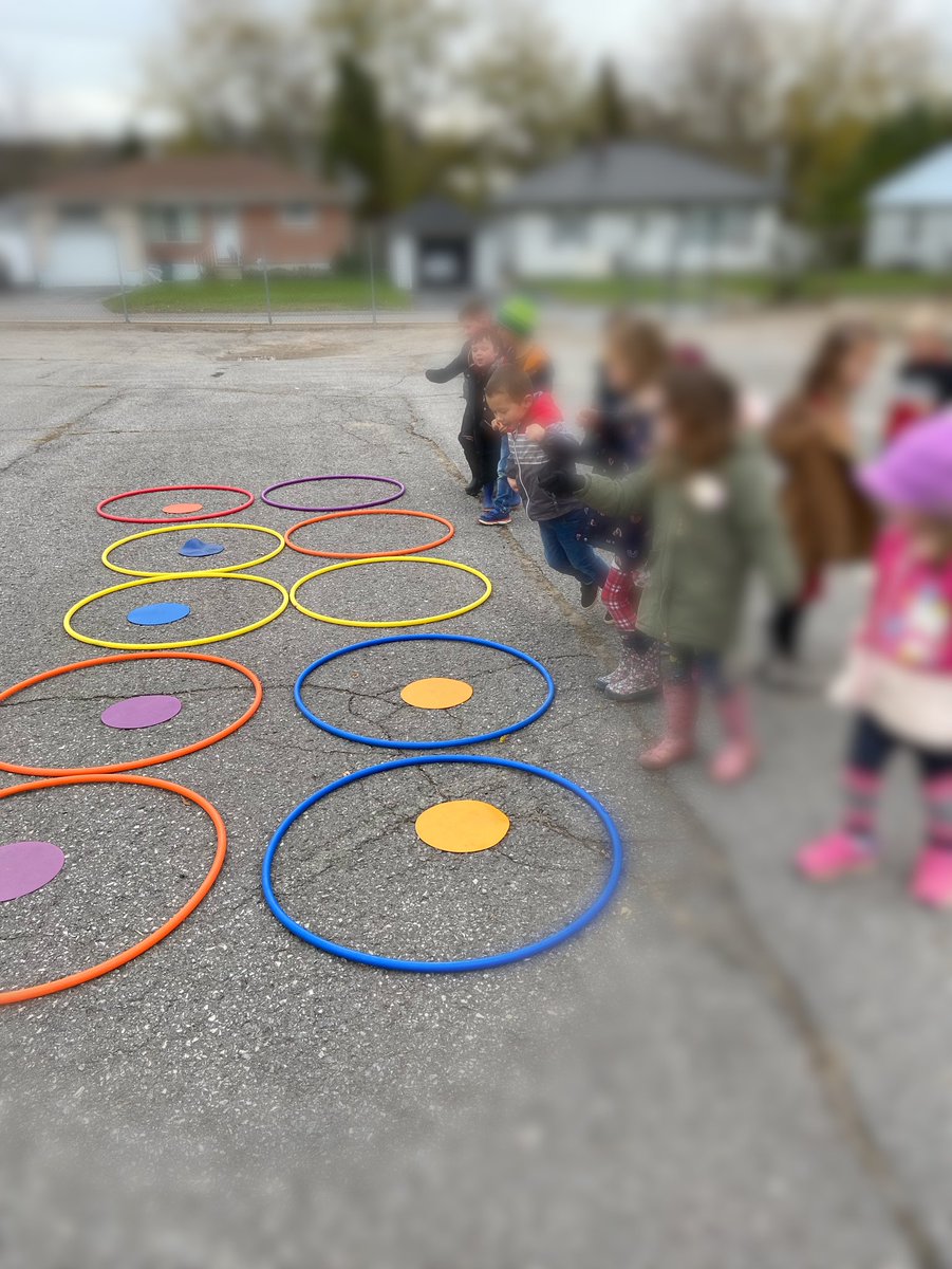 mrsmkhoward's tweet photo. Exploring a big ten frame and counting natural items with the brilliant kindergartens at Frankford PS! What a fun afternoon! 🙂 #outdoorlearning @FrankfordP_S @HPEschools https://t.co/GSS3RpqqlM