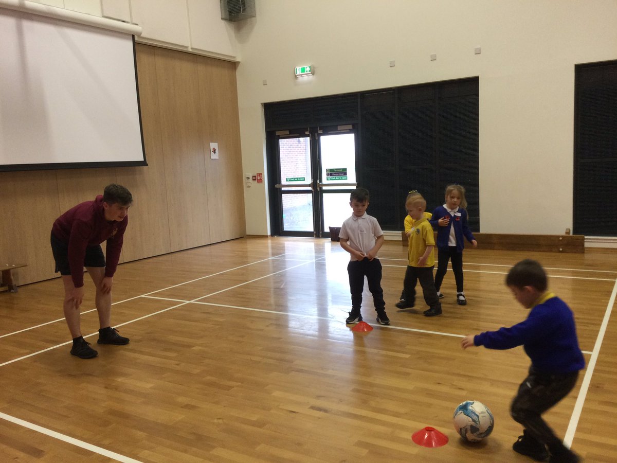 stmargaretsp1_2's tweet photo. P1 enjoyed fun and fitness and learning football skills with
#StModan’sSport’s Leaders @GraceRobertsg https://t.co/4jU0irOhIZ