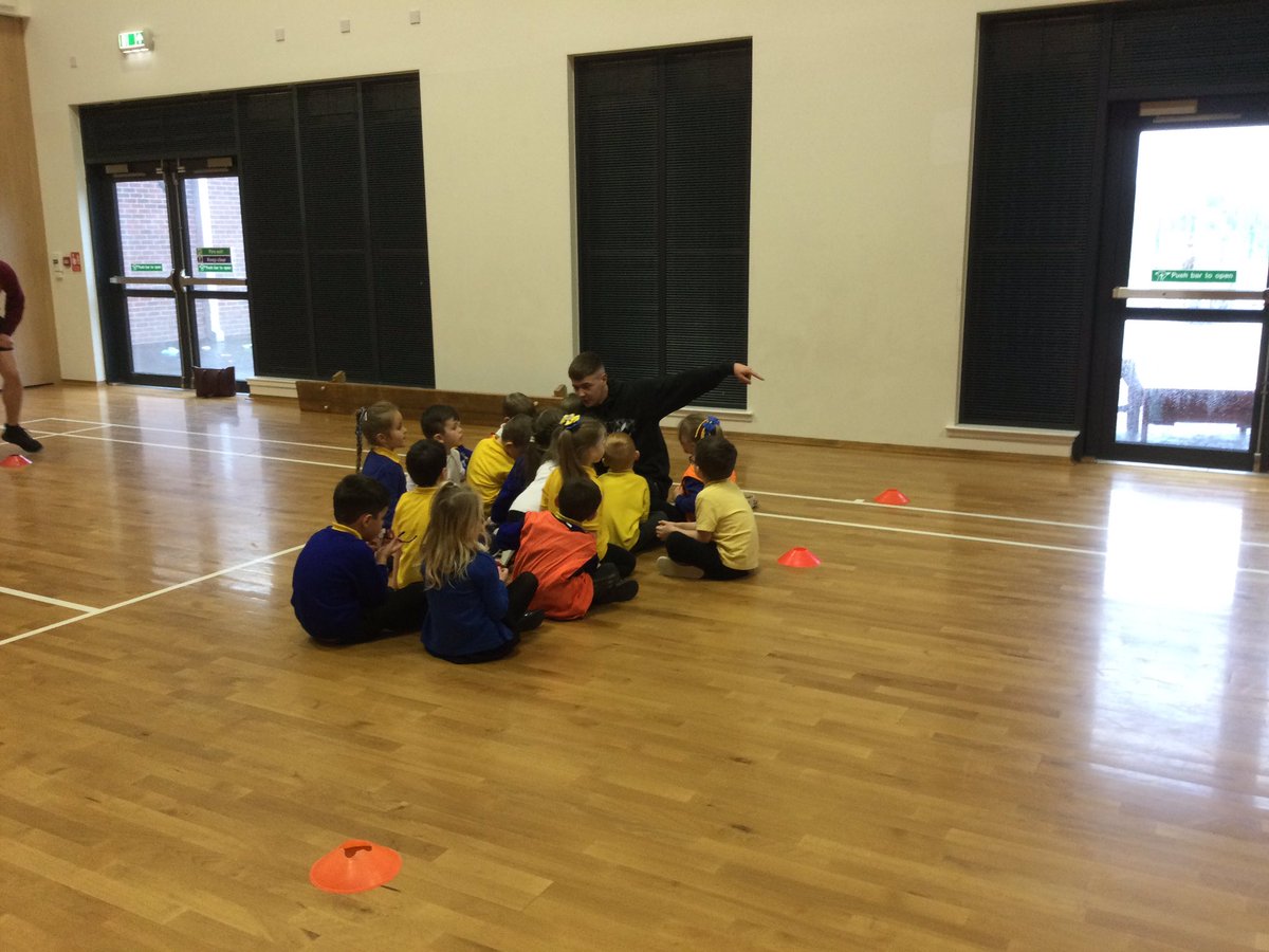 stmargaretsp1_2's tweet photo. P1 enjoyed fun and fitness and learning football skills with
#StModan’sSport’s Leaders @GraceRobertsg https://t.co/4jU0irOhIZ