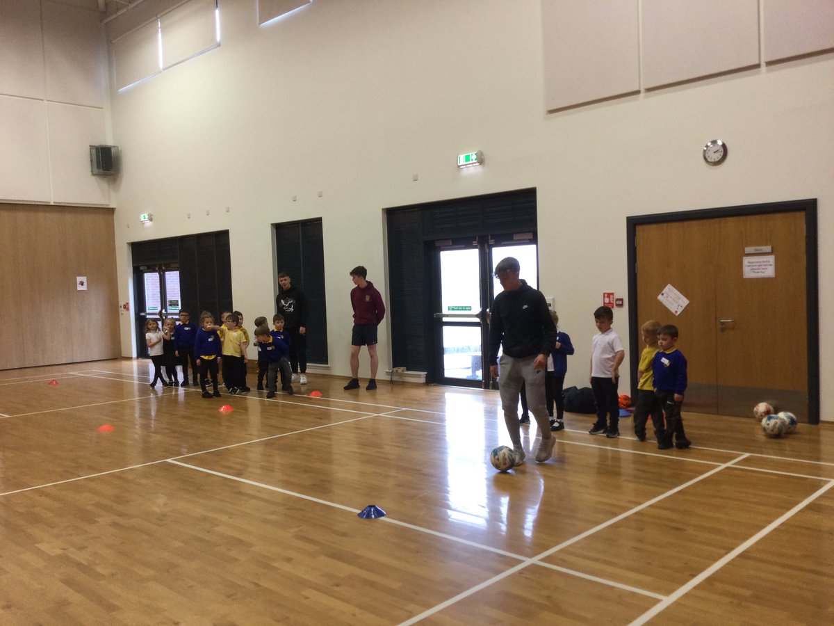 stmargaretsp1_2's tweet photo. P1 enjoyed fun and fitness and learning football skills with
#StModan’sSport’s Leaders @GraceRobertsg https://t.co/4jU0irOhIZ